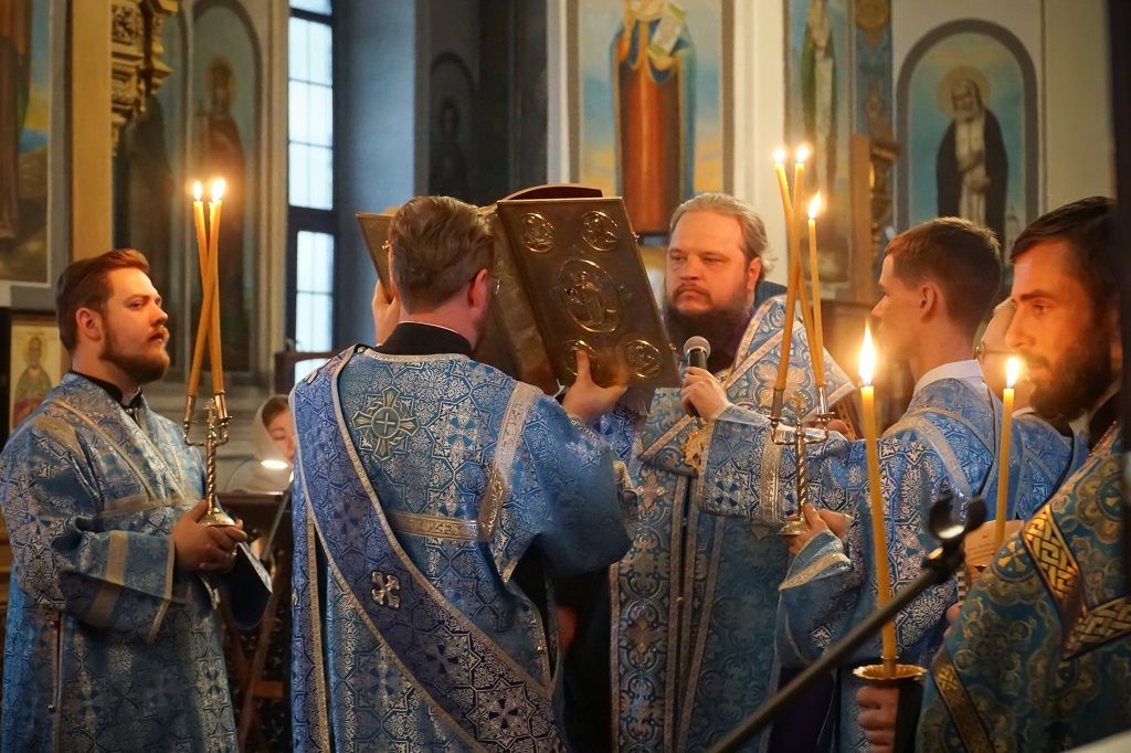 Акафистное пение в кафедральном соборе