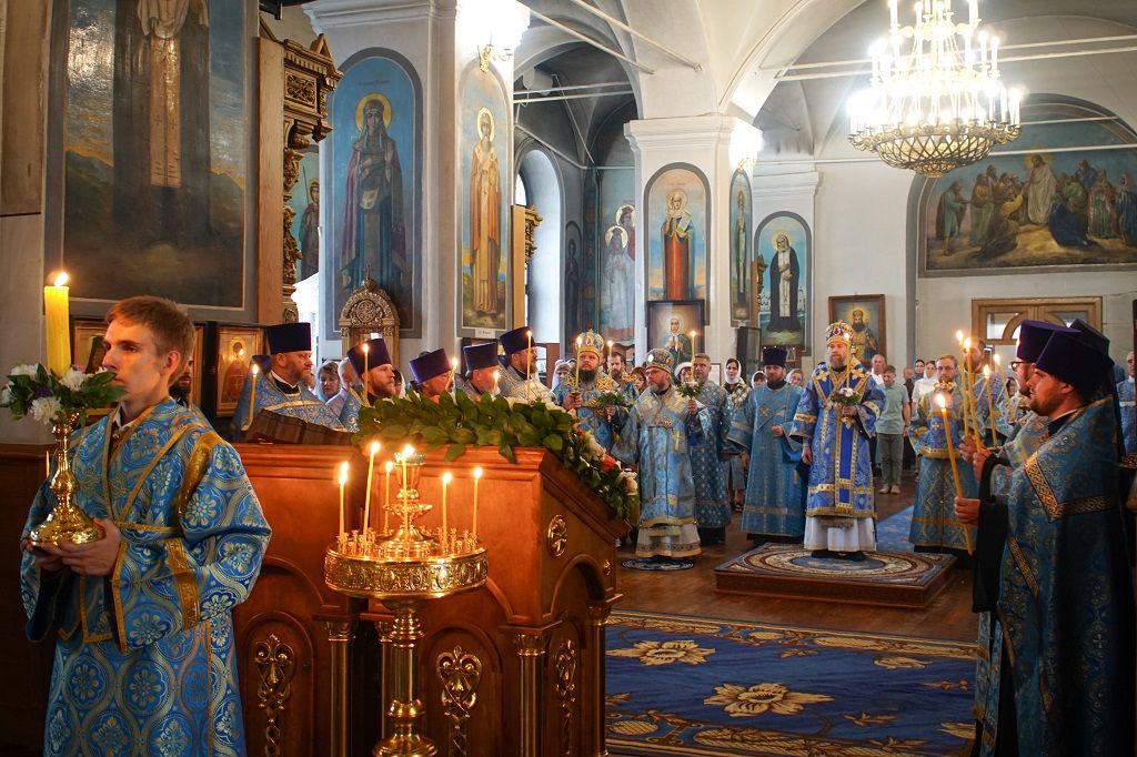 Соборное архиерейское богослужение в Знаменском кафедральном соборе г. Борисоглебска
