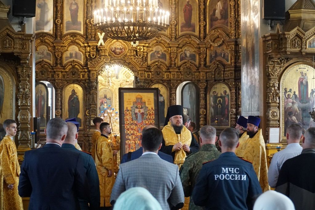 Молебен о воинах и всех защитниках Отечества перед образом «Собор святых покровителей российского воинства»