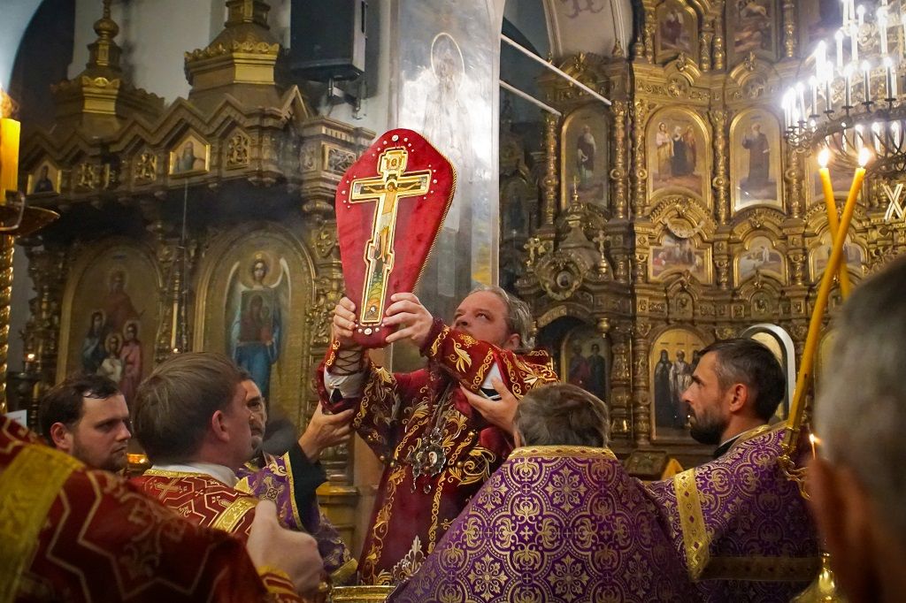 Богослужение в канун праздника Воздвижения Честного и Животворящего Креста Господня