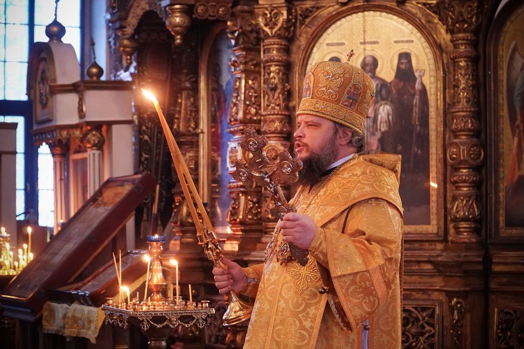 Божественная литургия в Знаменском кафедральном соборе