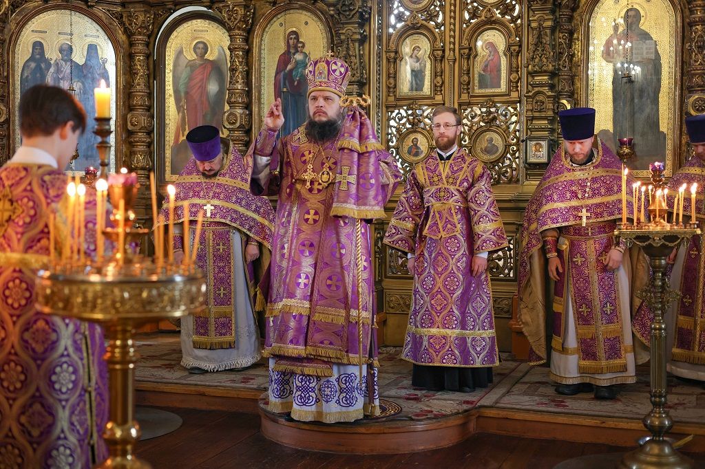 Епископ Сергий возглавил служение Божественной литургии в Знаменском кафедральном соборе