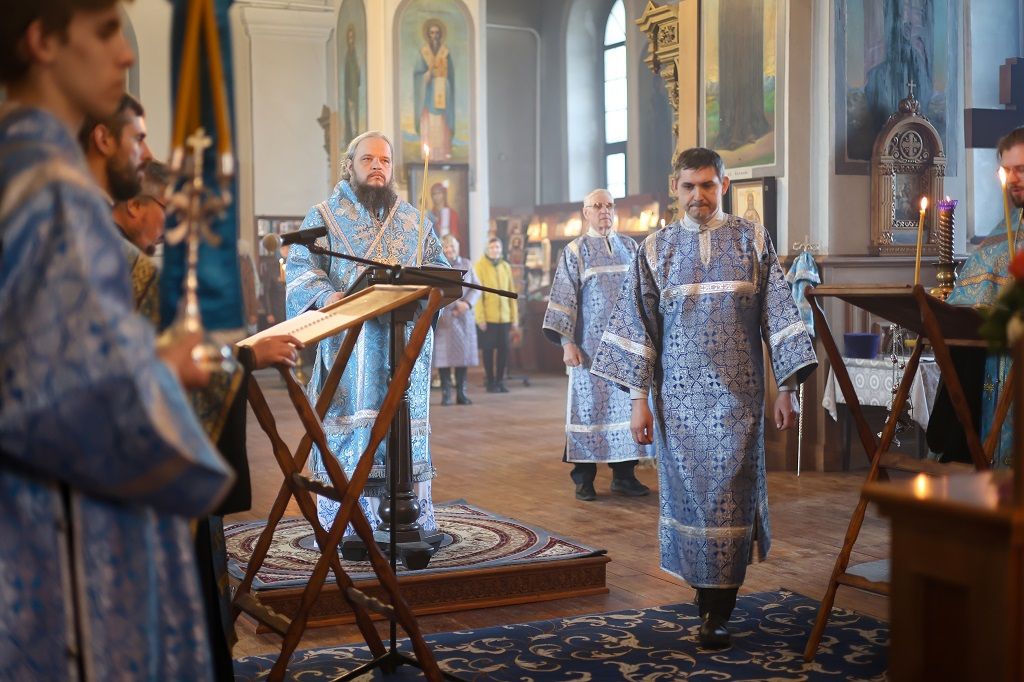 Епископ Сергий совершил утреню с чтением акафиста Пресвятой Богородице