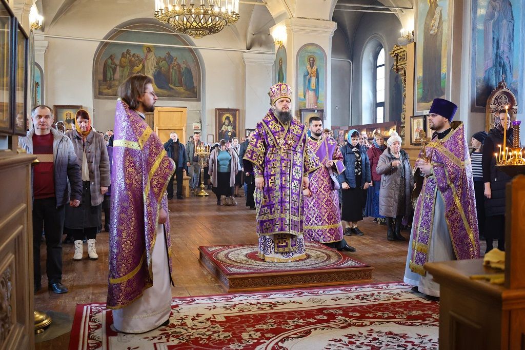 Владыка Сергий возглавил литургию святителя Василия Великого в Знаменском кафедральном соборе