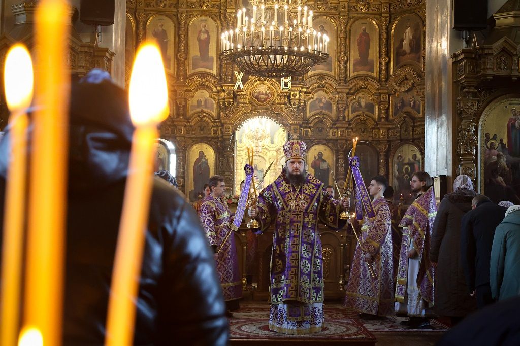 Епископ Сергий возглавил служение Божественной литургии в Знаменском кафедральном соборе