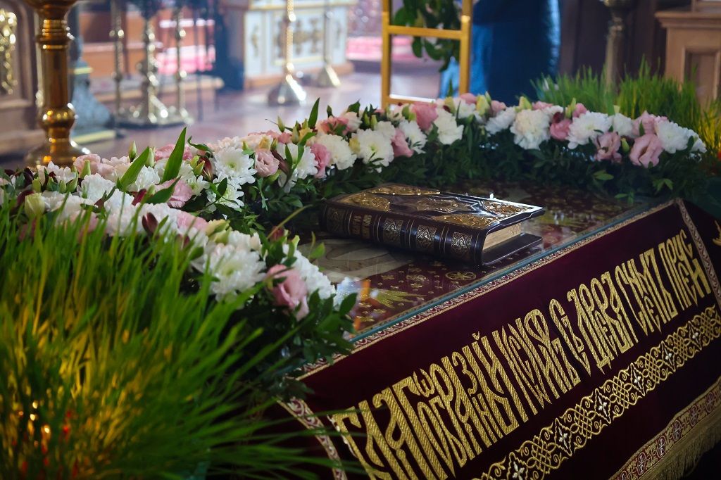 Епископ Сергий совершил вечерню с выносом Плащаницы Спасителя