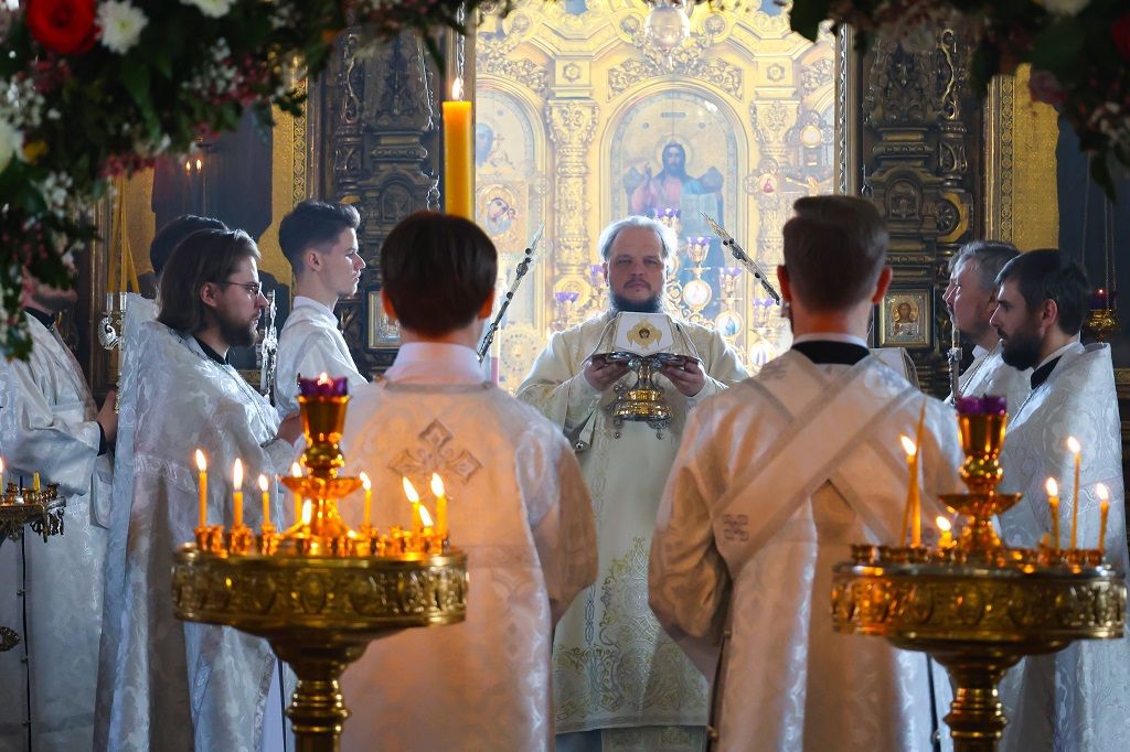 Архипастырь совершил вечерню с чтением 15 паримий и Божественную литургию святителя Василия Великого