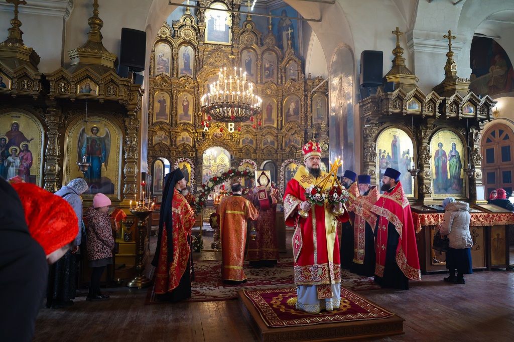 Епископ Сергий совершил Пасхальную Великую вечерню