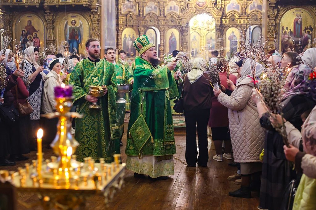 В канун праздника входа Господня в Иерусалим епископ Сергий совершил Всенощное бдение