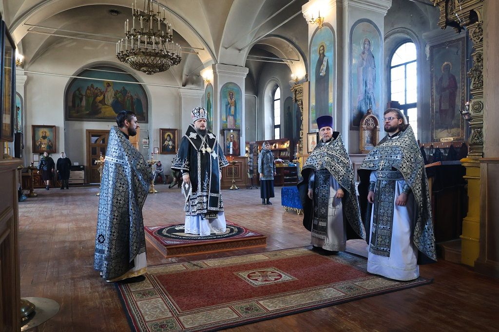 В Великий Понедельник епископ Сергий совершил Литургию Преждеосвященных Даров