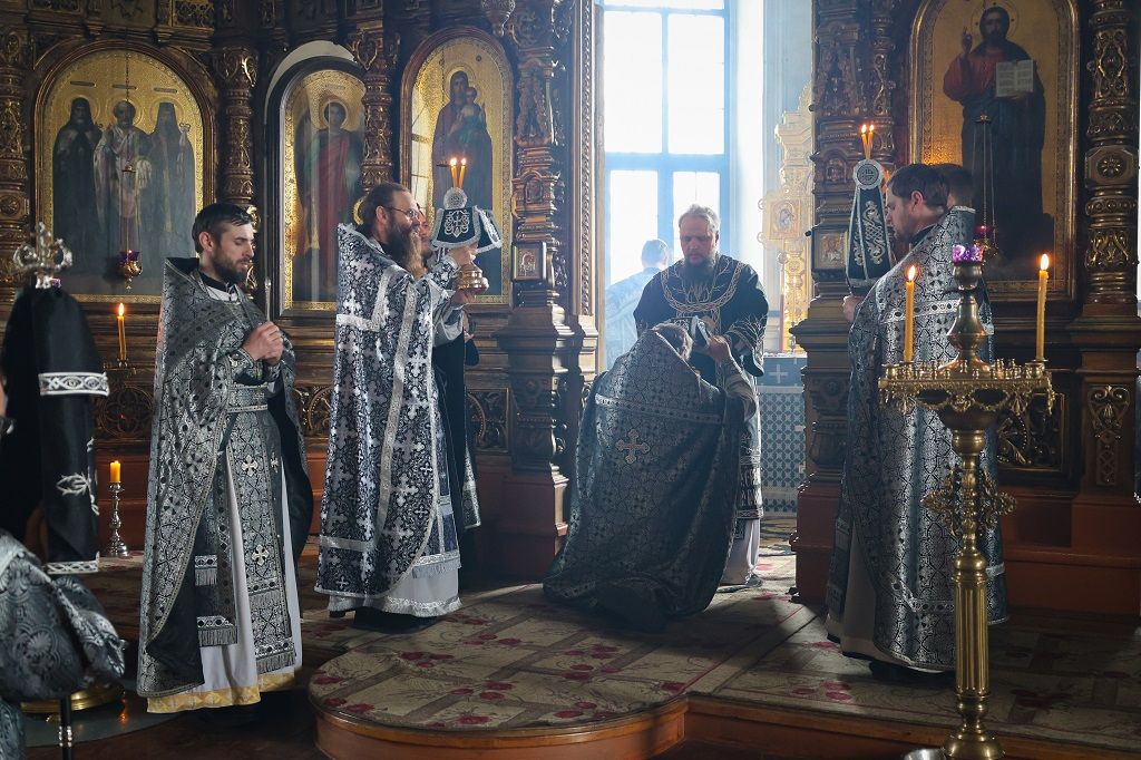 В Великую Среду епископ Сергий совершил Литургию Преждеосвященных Даров