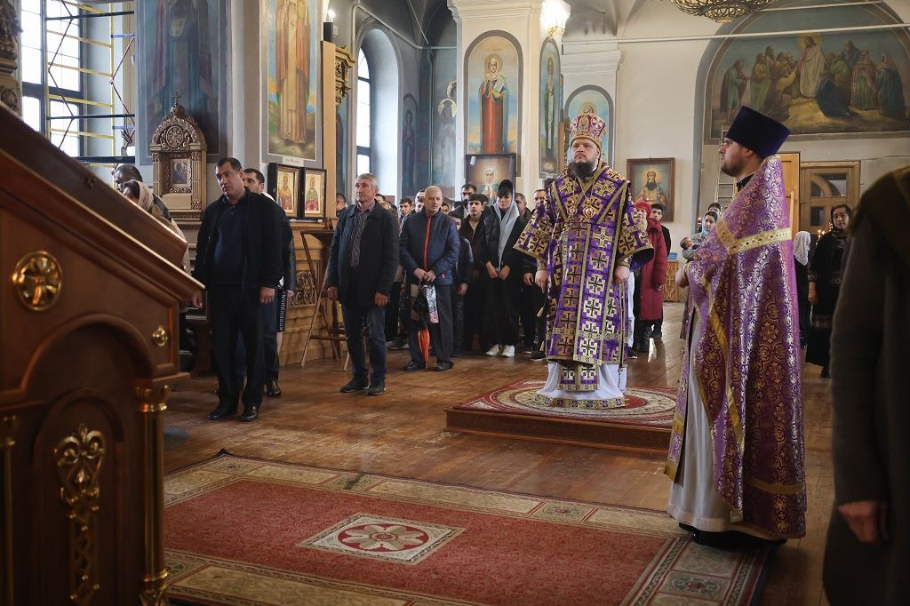 Владыка Сергий совершил литургию святителя Василия Великого