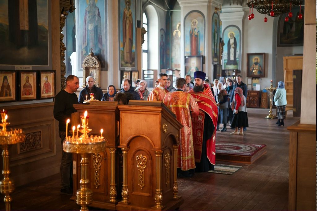 Вечернее богослужение и акафист в Знаменском кафедральном соборе