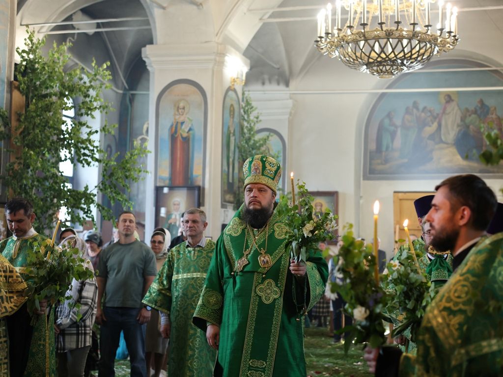 В канун праздника Святой Троицы владыка Сергий совершил Всенощное бдение в Знаменском кафедральном соборе