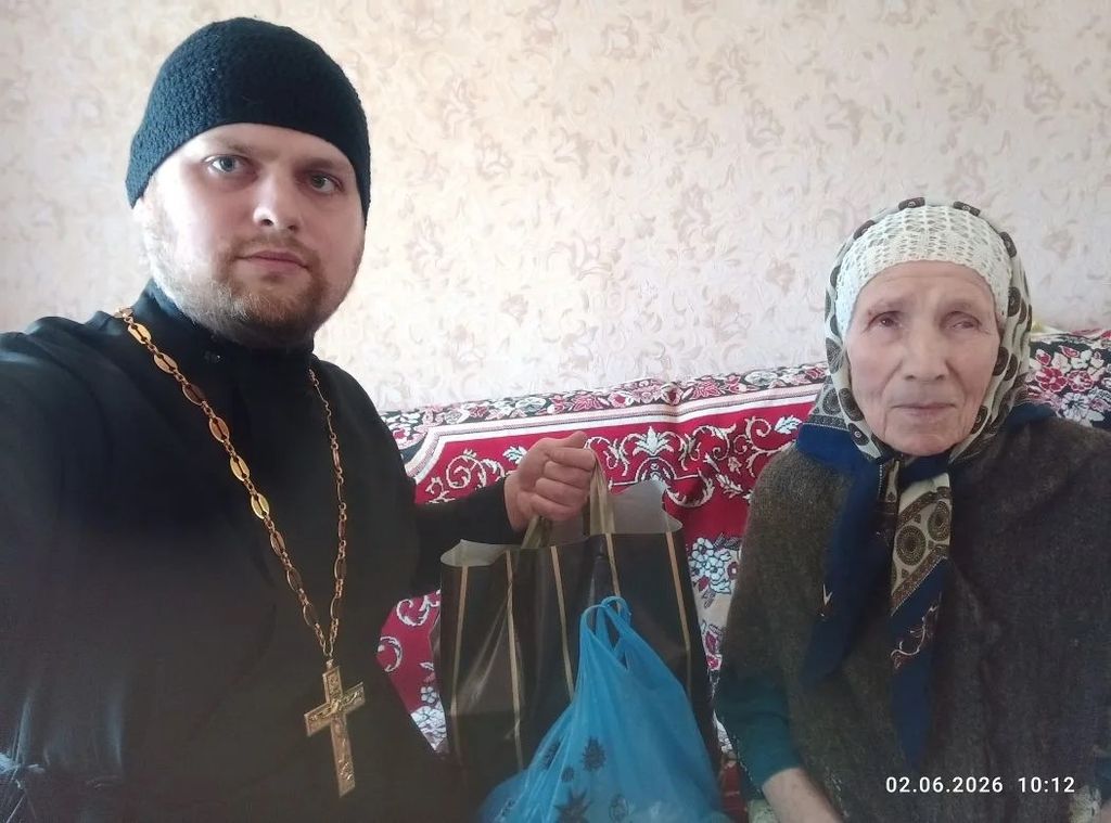 Подопечных социальной службы собора поздравили с Днем рождения Церкви